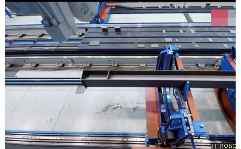 鋼結構行業先進安全--最大鋼梁焊接過程, 由4個焊接機器人來完成